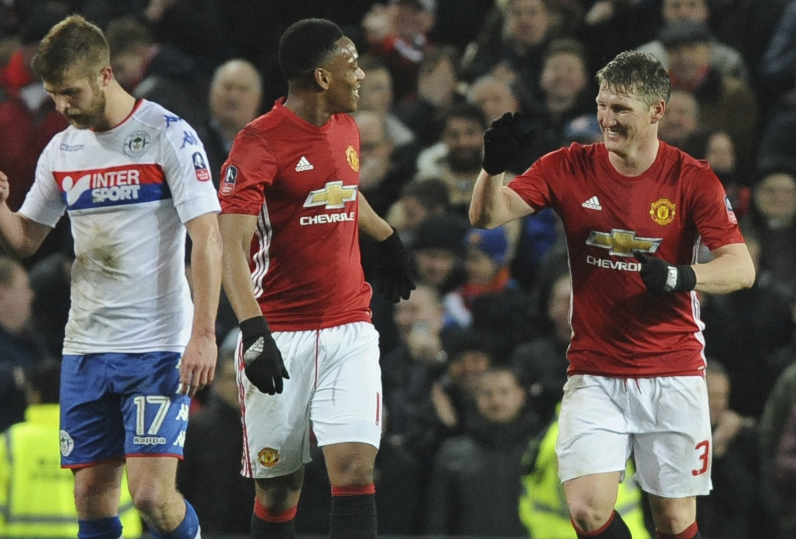 Bastin Schweinsteiger,derecha, festeja con Anthony Martial. (Foto Prensa Libre: AFP)