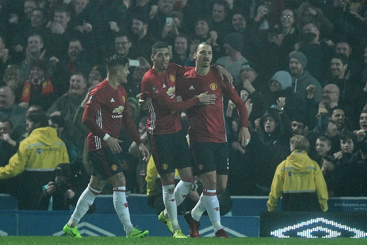 Zlatan Ibrahimovic festeja con sus compañeros luego de la anotación en la FA Cup. (Foto Prensa Libre: AFP)