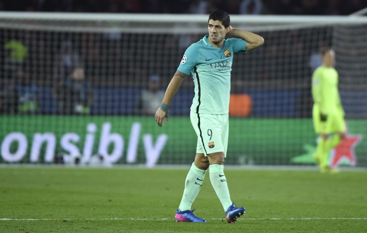 Luis Suárez muestra su frustación después de la goleada 4-0 en su visita al PSG. (Foto Prensa Libre: AFP)