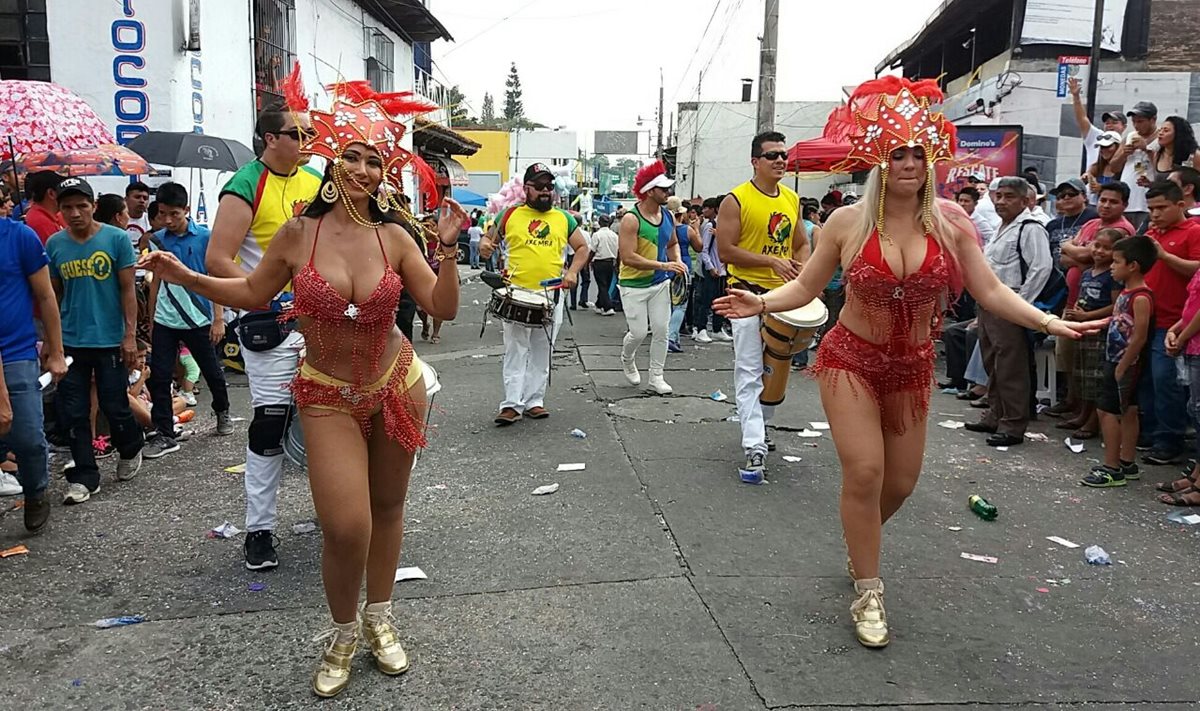 Dos bailarinas participan en el Carnaval de Mazatenango. (Foto Prensa Libre: Melvin Popá).