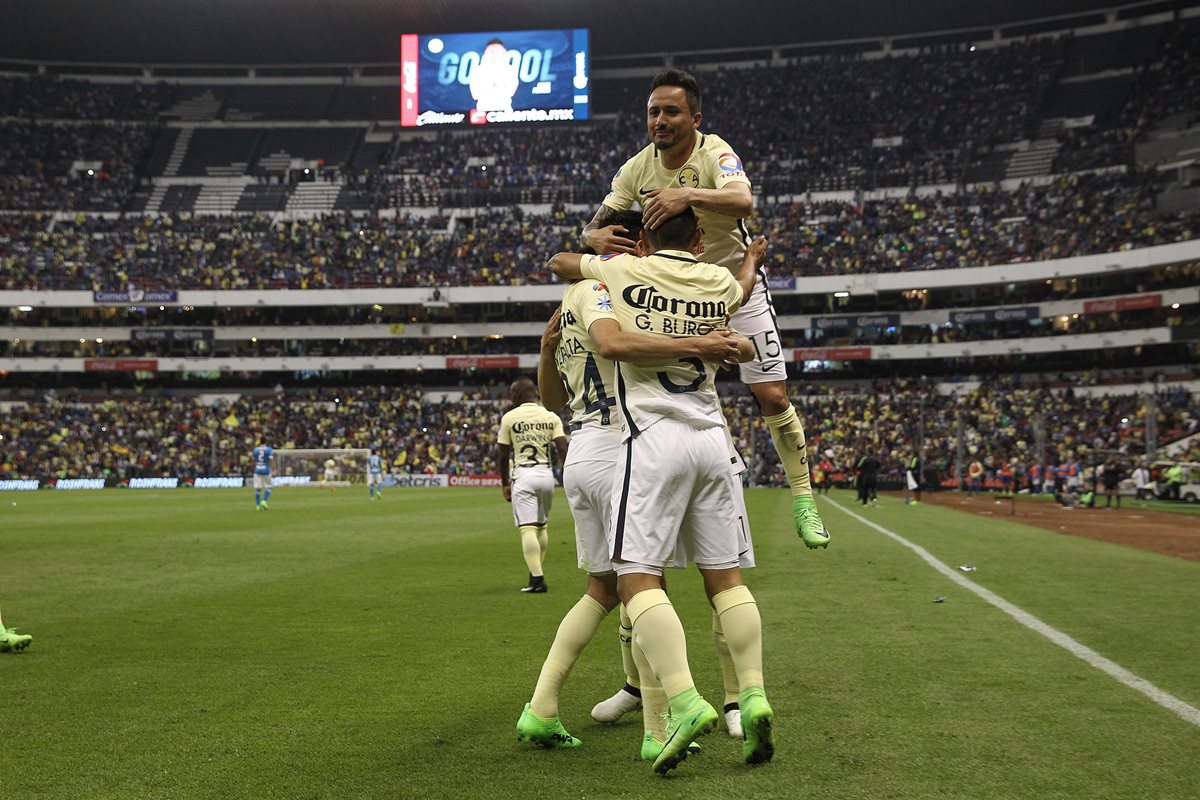 Así festejaron los jugadores del América frente a su afición en el Azteca. (Foto Prensa Libre: EFE)