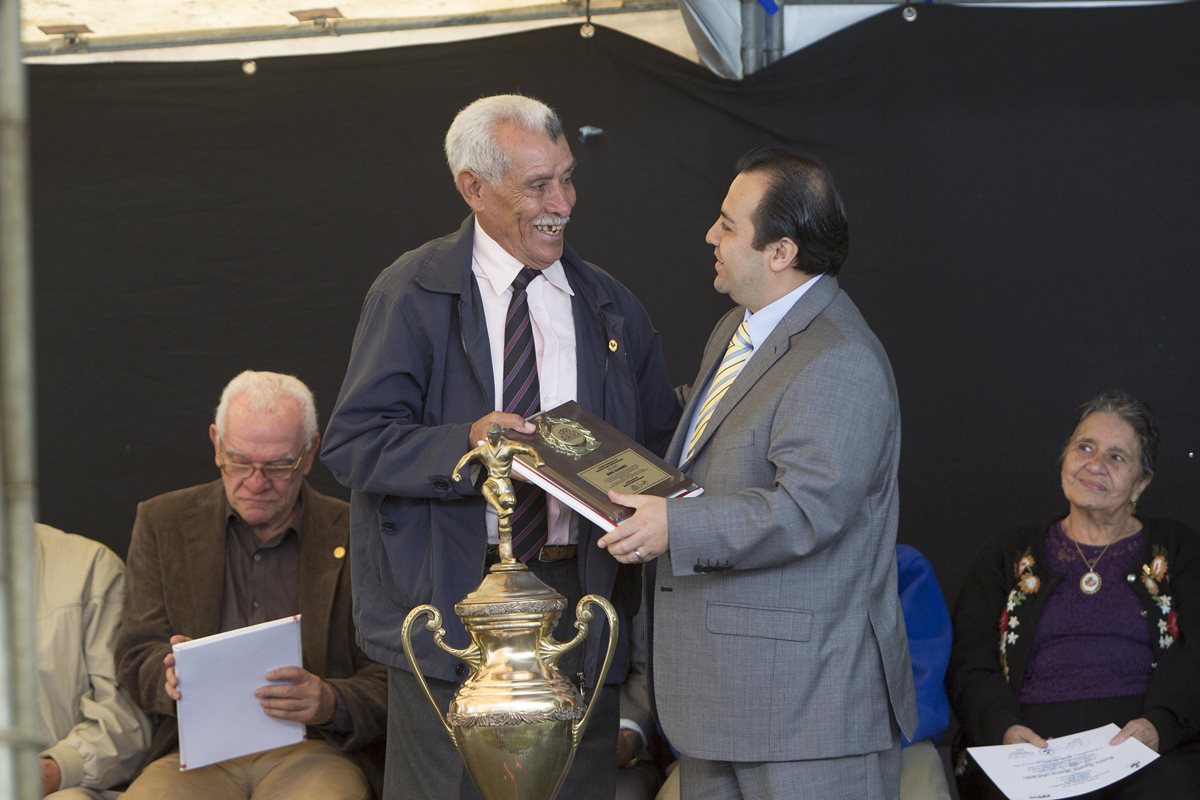 El exfutbolista Daniel Salamanca recibe un reconocimiento por el 50 aniversario del título conseguido en el Norceca de 1,967. (Foto Prensa Libre: Norvin Mendoza).