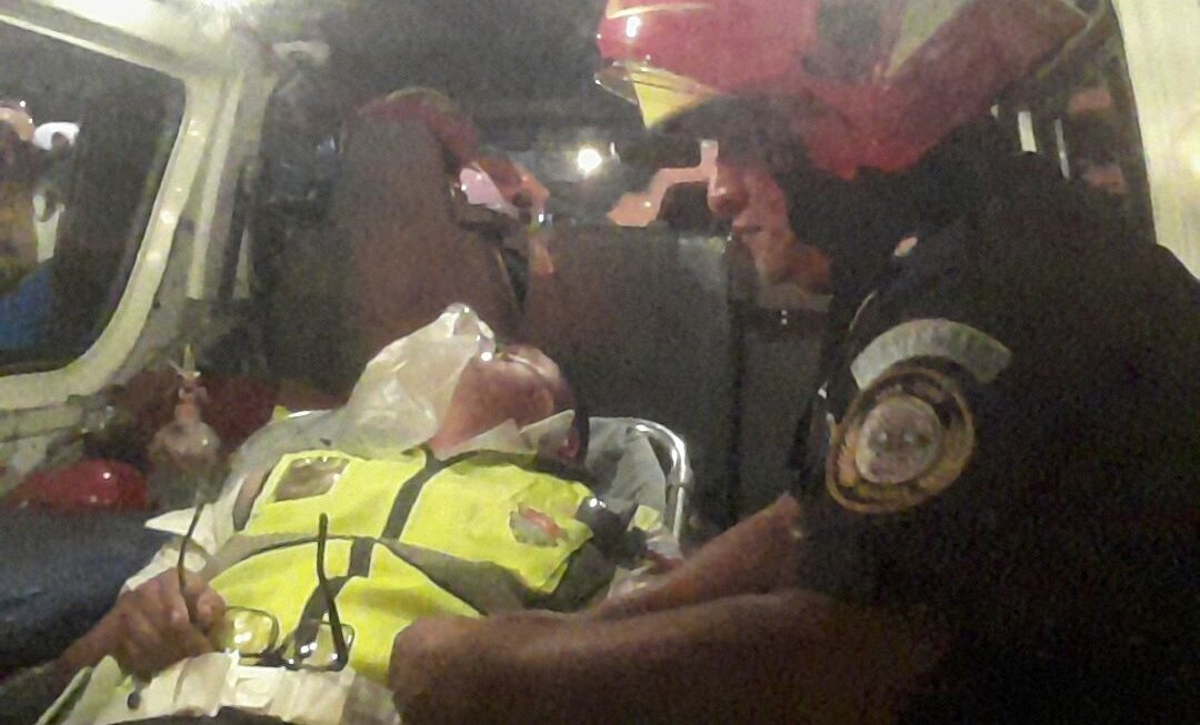 Los agentes de la PNC viajaban en este vehículo supuestamente como parte de un operativo.(Foto Prensa Libre: cortesía)