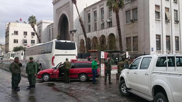 Fuerzas de seguridad acordonan la zona en la que se ha producido el atentado. (Foto AFP)