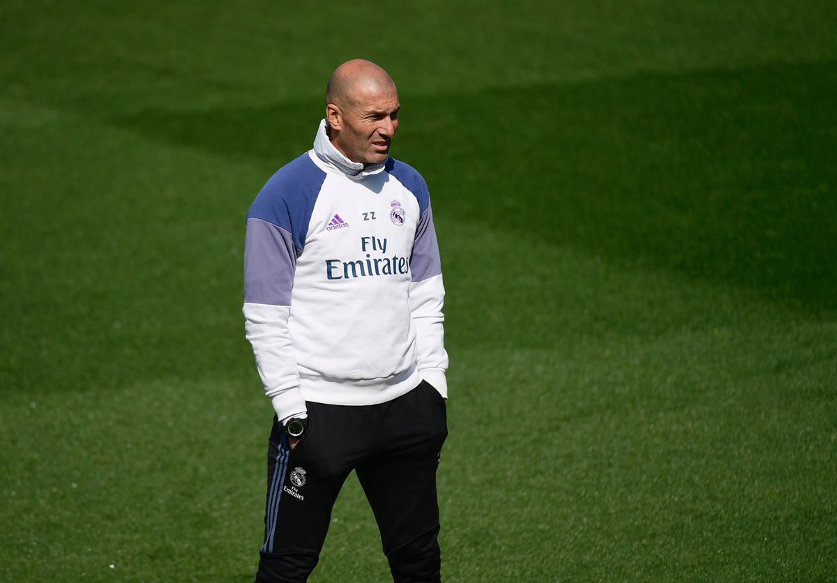 Zinedine Zidane, técnico del Real Madrid, durante el entrenamiento del equipo de este viernes. (Foto Prensa Libre: AFP)