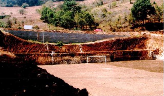 El proyecto de la municipalidad de San José Poaquil era un estadio municipal que quedó como campo de tierra. (Foto Prensa Libre: MP)