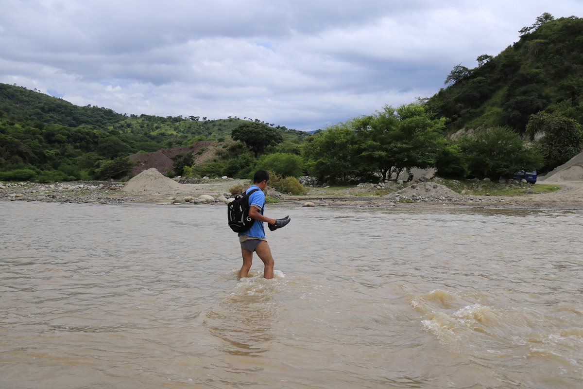 El profesor Juan Francisco Chamalé cruza el río Motagua todos los días para dar clases en una humilde escuela de la aldea Pixcayá en San Juan Sacatepéquez. (Foto Prensa Libre: Óscar Felipe)