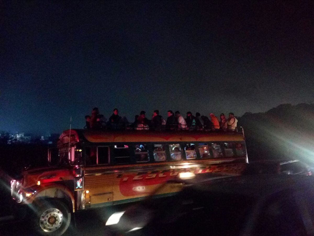 En abril último en la ruta al Pacífico fue sancionado un piloto que llevaba a más de una decena de pasajeros en el techo del bus. (Foto Prensa Libre: Dalia Santos).