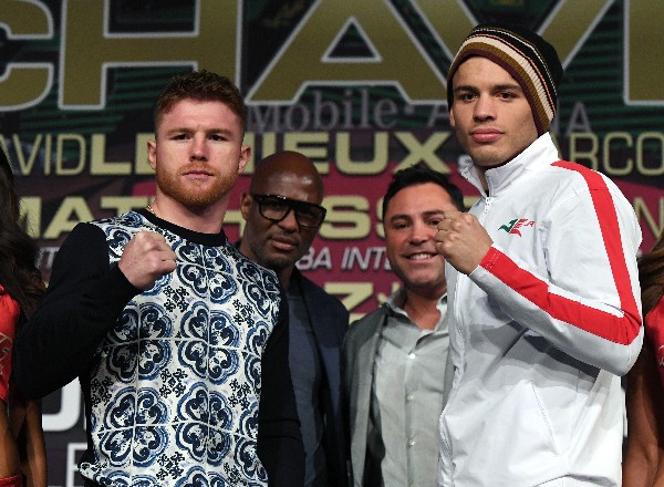 Saúl Canelo Álvarez y Julio César Chávez Jr se medirán en la Arena de Las Vegas. (Foto Prensa Libre: AFP).