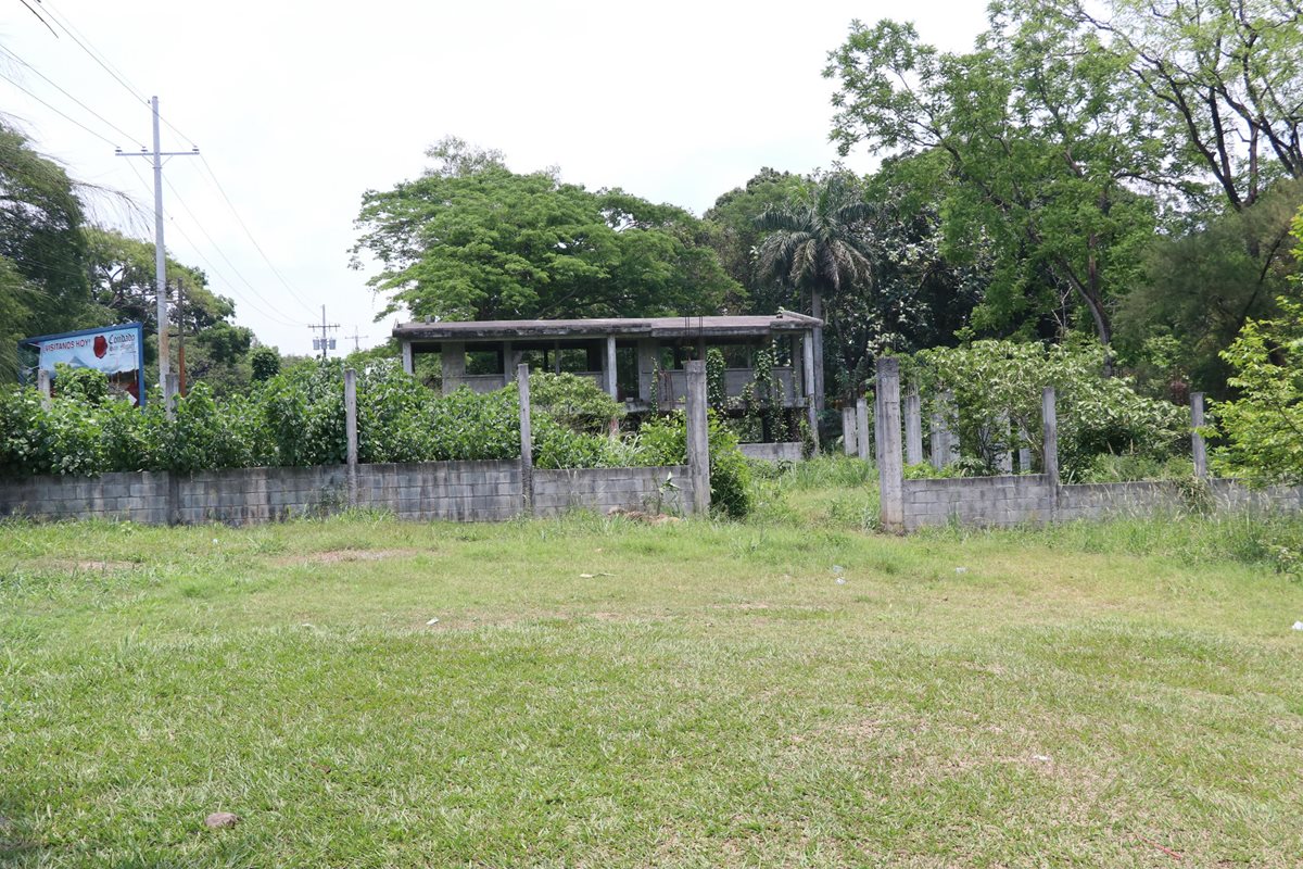 Los hierros y las paredes de la escuela que no se ha terminado de construir se deterioran más con el tiempo. (Foto Prensa Libre: Enrique Paredes)