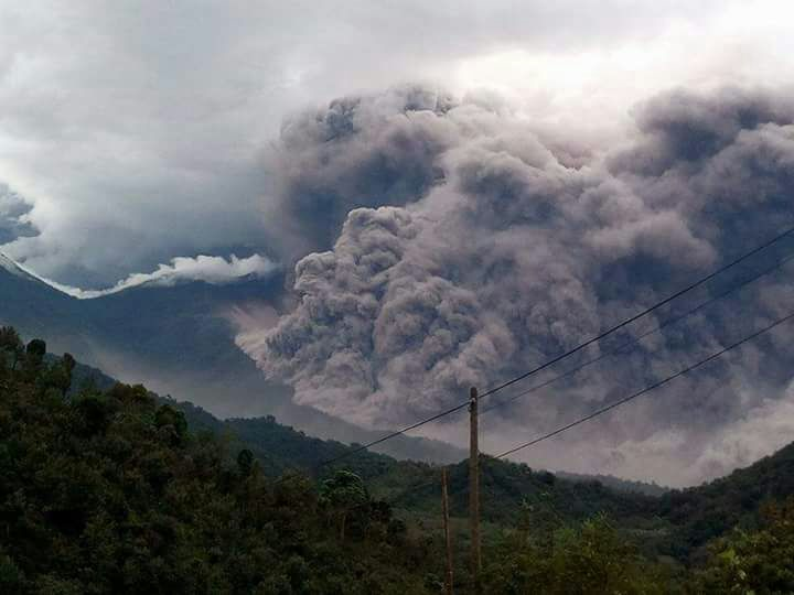 Personal de Conred atiende a evacuados por erupción volcánica. (Foto: Conred)