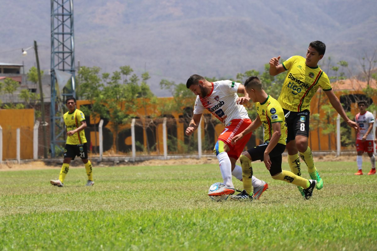 Junior Andrade, de Mictlán, buscará colaborar con su equipo para que no descienda a la Primera División (Foto Prensa Libre: Hugo Oliva)