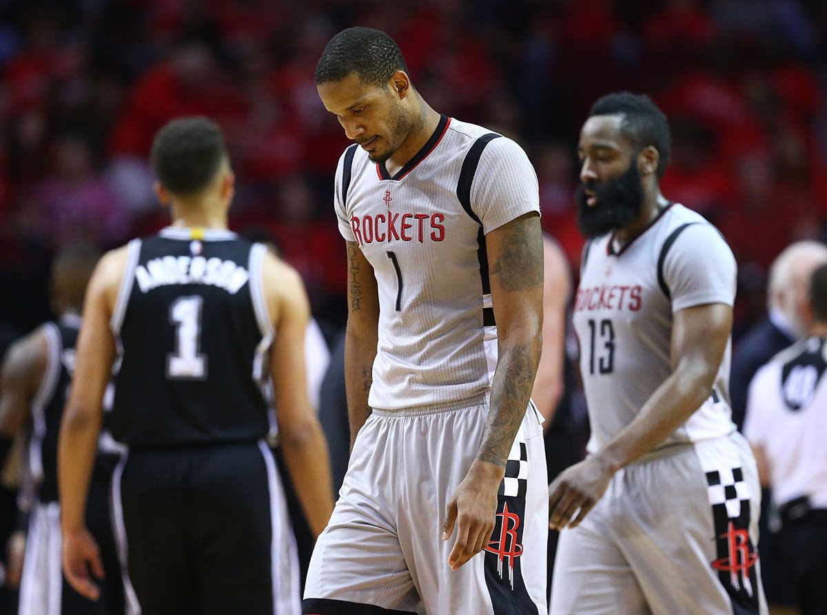 Trevor Ariza sale derrotado luego de caer frente a los Spurs en el último duelo de la serie. (Foto Prensa Libre: AFP)