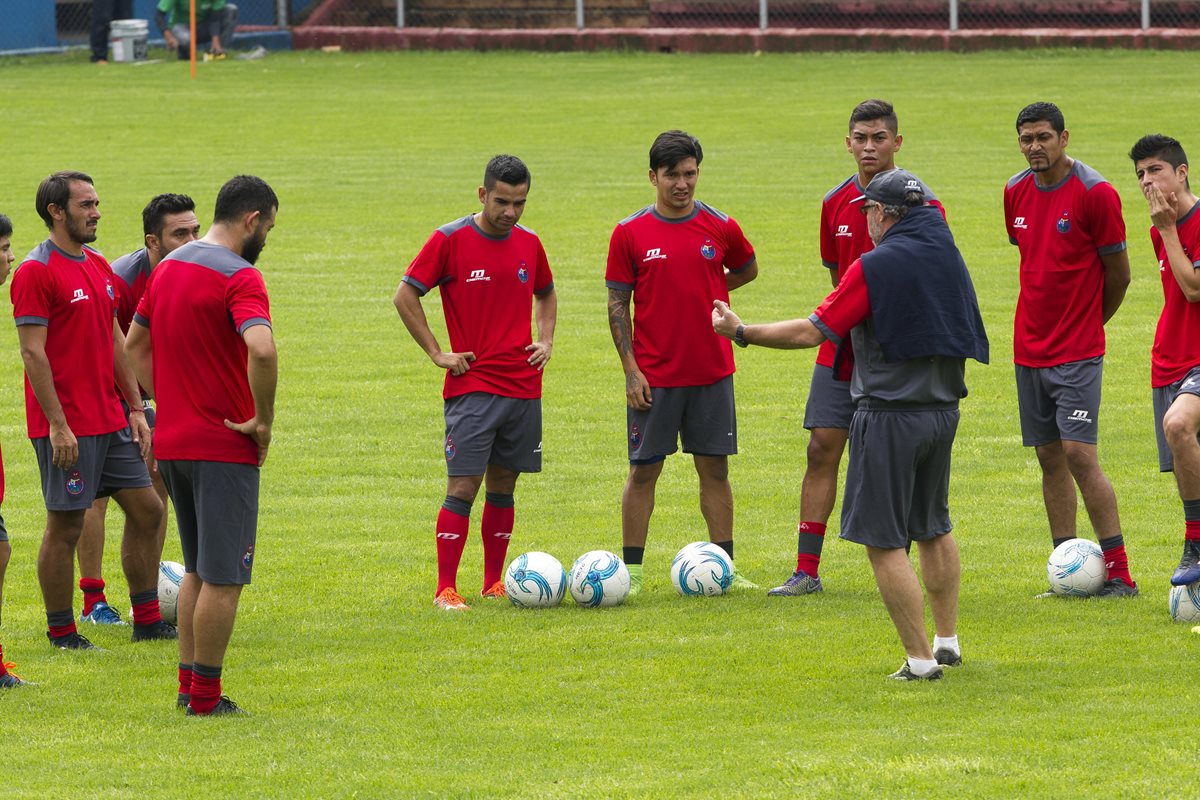 Los rojos volvieron a la actividad este jueves en el estadio Manuel Felipe Carrera. (Foto Prensa Libre: Norvin Mendoza)