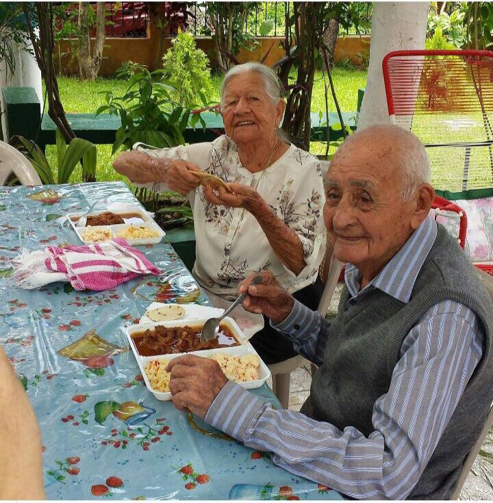 Guillermo Monroy Urrutia almuerza junto a su esposa Graciela Gutiérrez, con quien tuvo 11 hijos. (Foto Prensa Libre: Mario Morales)