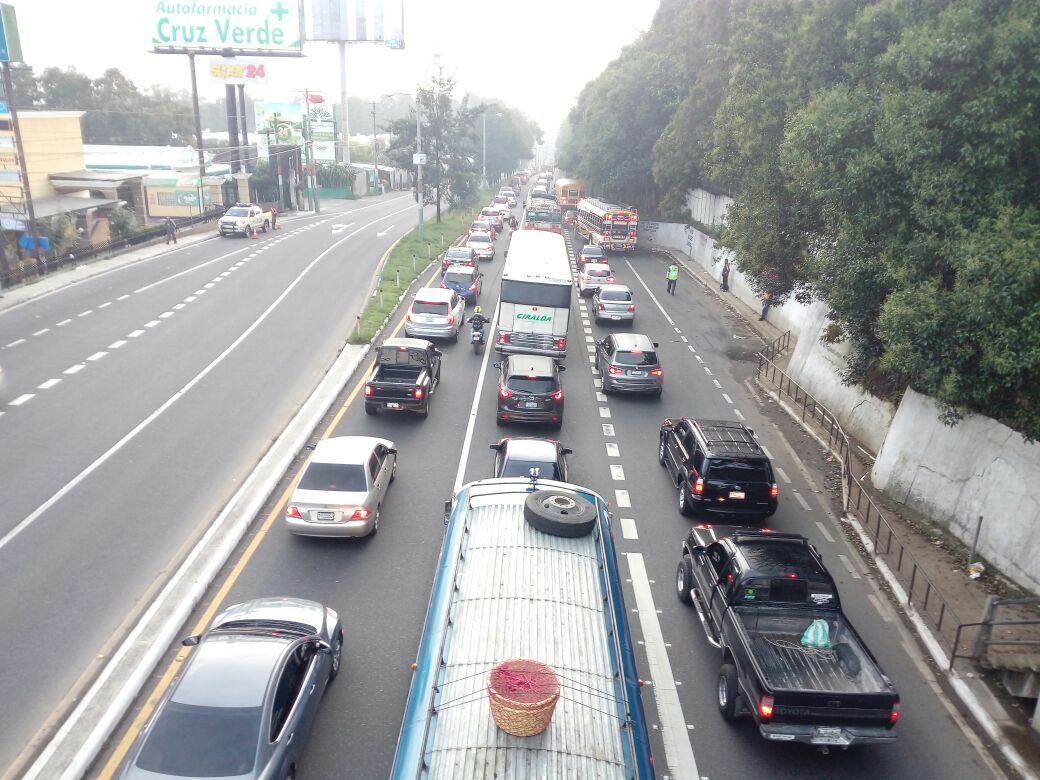 La fila para ingresar a la capital por el sur llegan hasta el kilómetro 18 de la ruta al Pacífico. (Foto Prensa Libre: Provial)