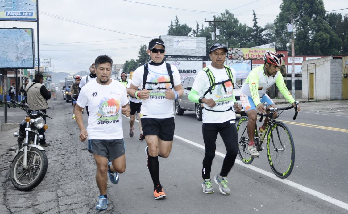 Atletas chimaltecos exigen instalaciones deportivas. (Foto Prensa Libre: cortesía Asociación Pro Construcción del Complejo Los Aposentos)