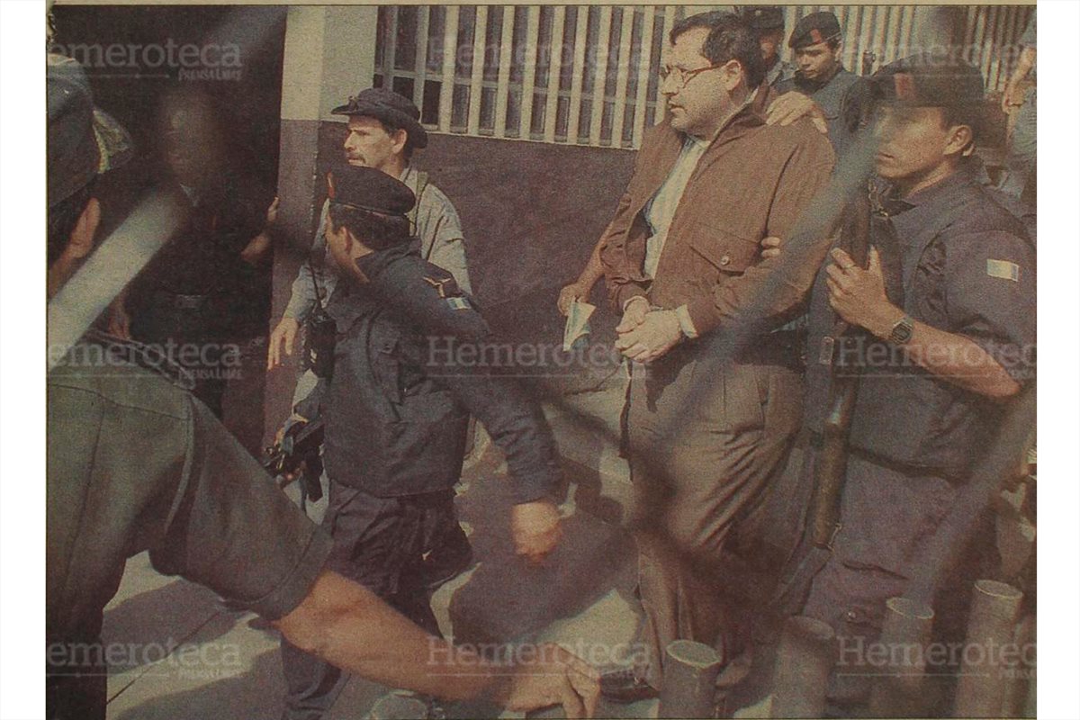 Con gran despliegue de seguridad fue capturado y trasladado al Preventivo de la zona 18 el sacerdote Mario Orantes Najera, a quien se acuso de estar involucrado en el asesinato de monsen?or Juan Gerardi. 23/7/1998.(foto Hemeroteca PL)