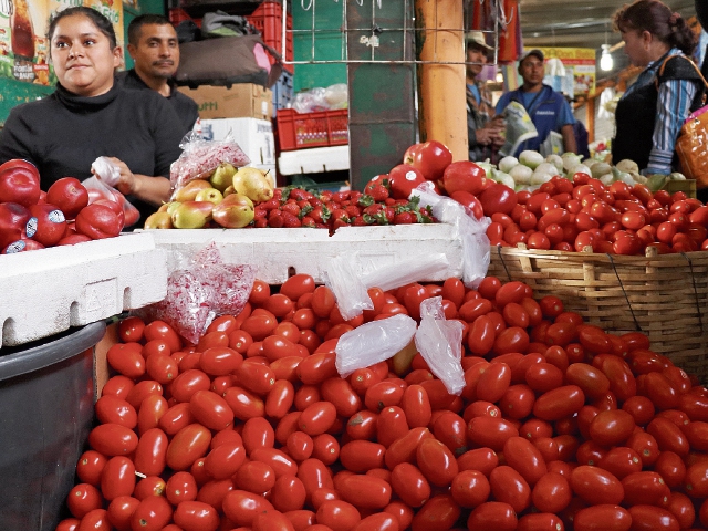 Las amas de casa de Huehuetenango se quejaron ayer por el incremento desmedido de la libra de tomate.