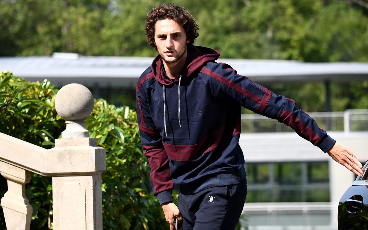 Adrien Rabiot a su llegada a la concentración de la selección francesa. (Foto Prensa Libre: AFP)