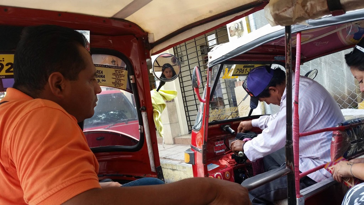 Los turistas tomaron fotos de los pilotos implicados. (Foto Prensa Libre: Mario Morales)