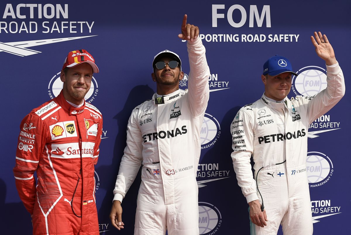 Lewis Hamilton sigue agigantando su leyenda en la Fórmula Uno. (Foto Prensa Libre: AFP)