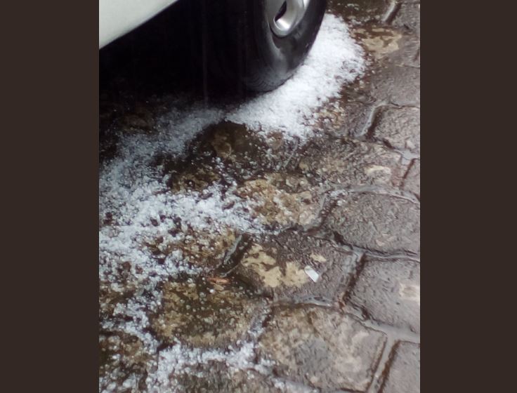 Granizo que cayó en Villa Nueva este miércoles. (Foto Prensa Libre: @heidi_acra).