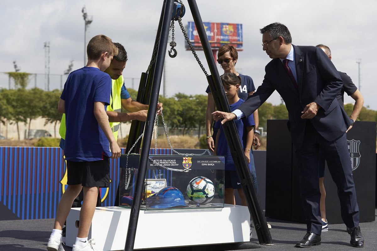 El presidente del FC Barcelona, Josep María Bartomeu, durante el acto de colocación de la primera piedra del nuevo Estadio Johan Cruyff. (Foto Prensa Libre: EFE)