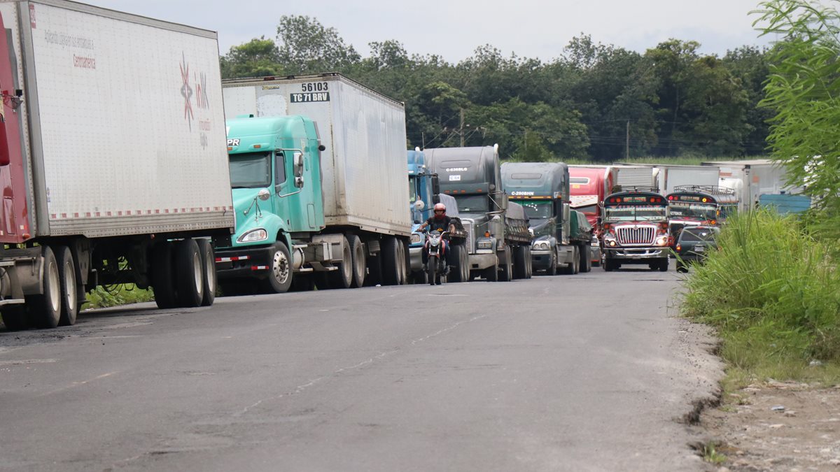 Empresas temen perder millones de quetzales en contratos porque sus productos no llegan a su destino. (Foto: Cristian Soto)