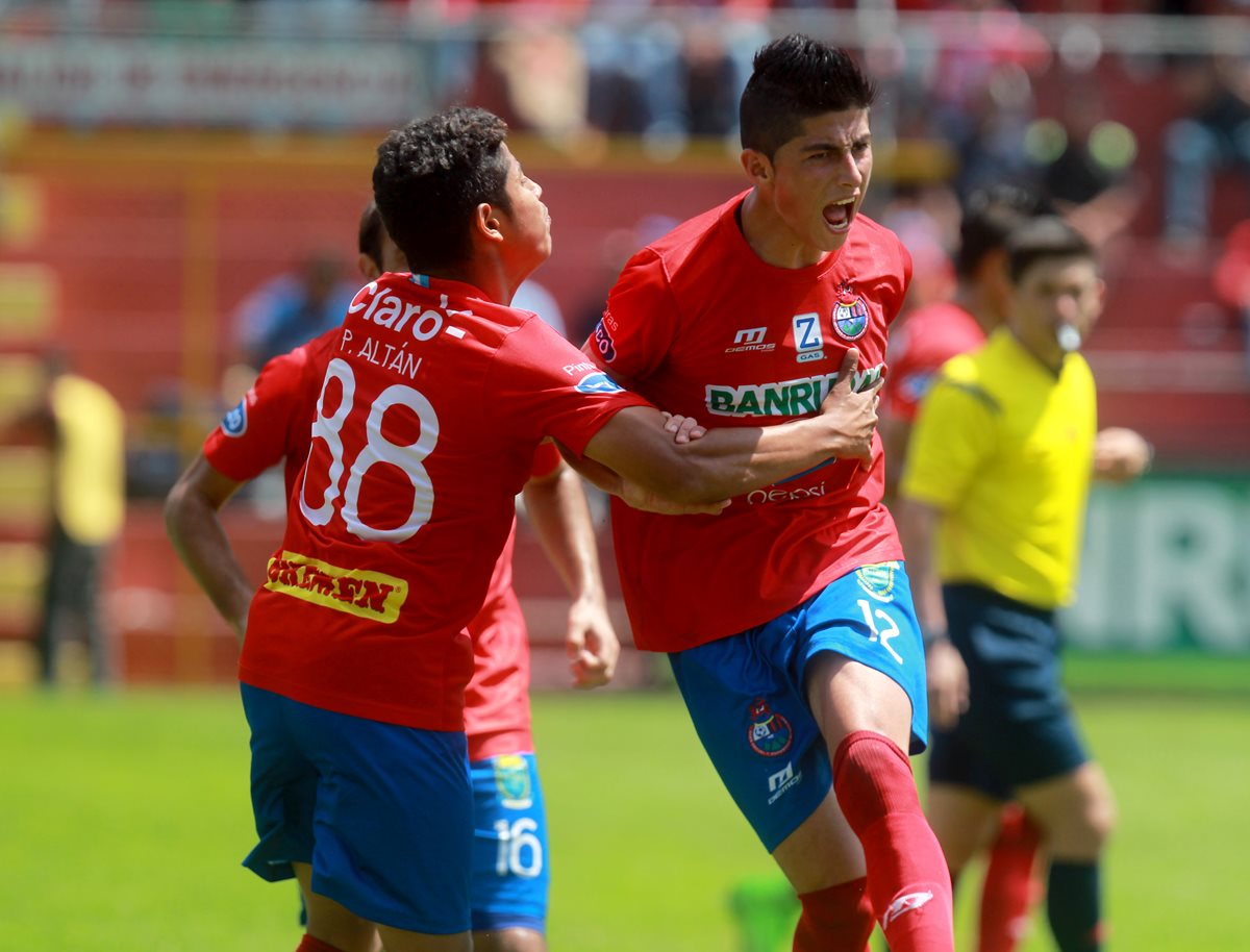 Frank de León celebra con todo su golazo contra Sanarate. (Foto Prensa Libre: Carlos Vicente)