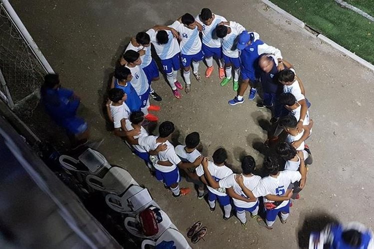 Los jugadores de la Sub 20 masculina, que esperan poder tener un proceso hasta pelear por un boleto a los Juegos Olímpicos, no podrán jugar en las primeras dos competencias del ciclo. (Foto Prensa Libre: cortesía FedeFut)