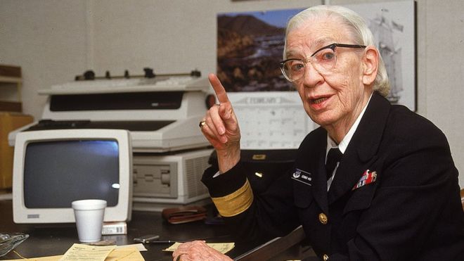 Esta imagen de 1984 muestra a Grace Hopper con una computadora de la época. CYNTHIA JOHNSON/GETTY IMAGES