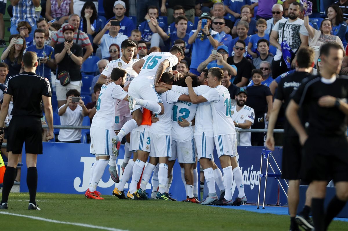 El festejo efusivo entre los jugadores del Madrid tras el gol de Cristiano. (Foto Prensa Libre: EFE)