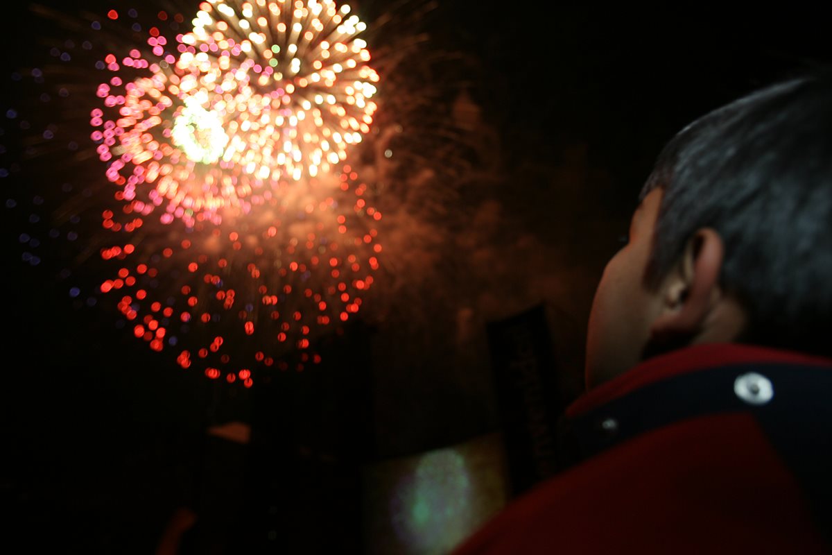 En varios sitios de la ciudad de Guatemala se observarán juegos pirotécnicos, como parte de la celebración de la Navidad. (Foto Hemeroteca PL)