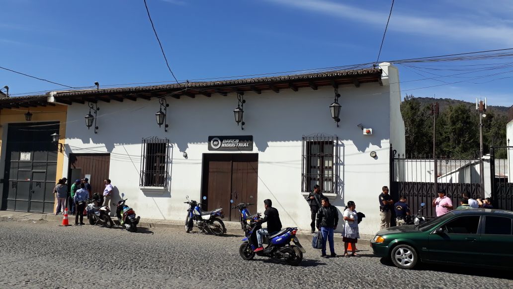 En horas de la mañana de este domingo, agentes de la PNC confirmaron que desconocidos pretendían abrir un boquete en un banco. (Foto Prensa Libre: Renato Melgar)