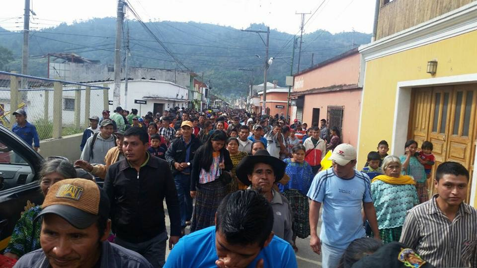 Pobladores protestan por el cobro para recibir cupones de abono que entrega de forma gratuita el  Ministerio de Agricultura Ganadería y Alimentación. (Foto Prensa Libre: Eduardo Sam)