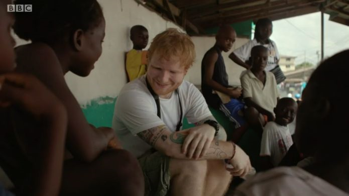 Ed Sheeran visitó Liberia como parte de una campaña de la asociación benéfica Comic Relief.