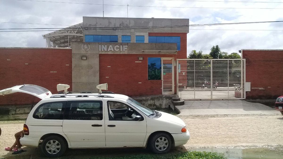 Familiares esperan la entrega de los cuerpos de los esposos afuera del Inacif en Sayaxché. (Foto Prensa Libre: Rigoberto Escobar)