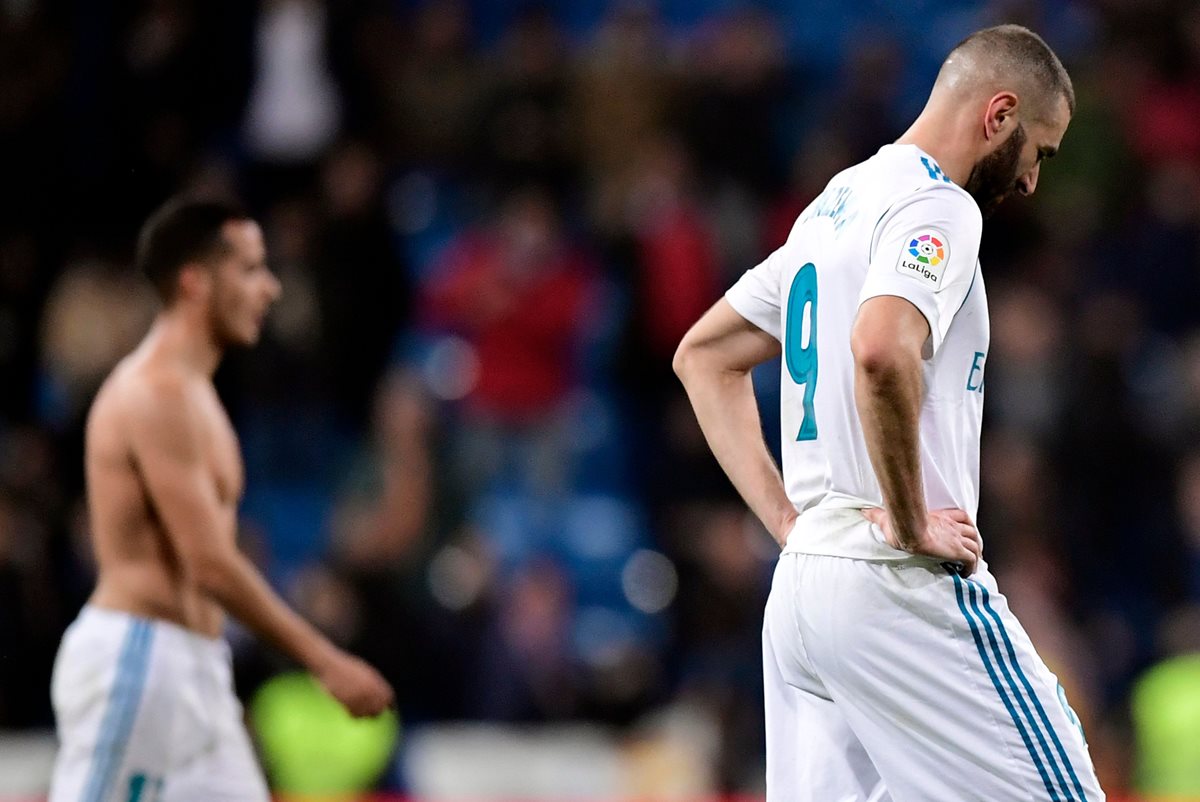 Los jugadores del Real Madrid, Lucas Vásquez (al fondo) y el francés Karim Benzema, salen cabizbajo después de la eliminación del Real Madrid. (Foto Prensa Libre: AFP)