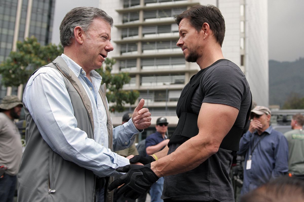 El actor estadounidense Mark Wahlberg saluda al presidente de Colombia, Juan Manuel Santos, en el set de grabación del filme "Mile 22", en Bogotá. (Foto Prensa Libre, EFE)