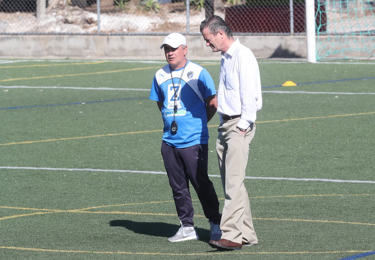 Pedro Portilla conversa con el técnico William Coito Olivera, durante el entrenamiento de este miércoles en una de las canchas alternas de Cementos Progreso. (Foto Prensa Libre: Francisco Sánchez).