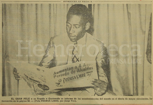 El Rey del Futbol, Pelé, lee Prensa Libre a su llegada al país el 10 de febrero de 1972. (Foto: Hemeroteca PL)