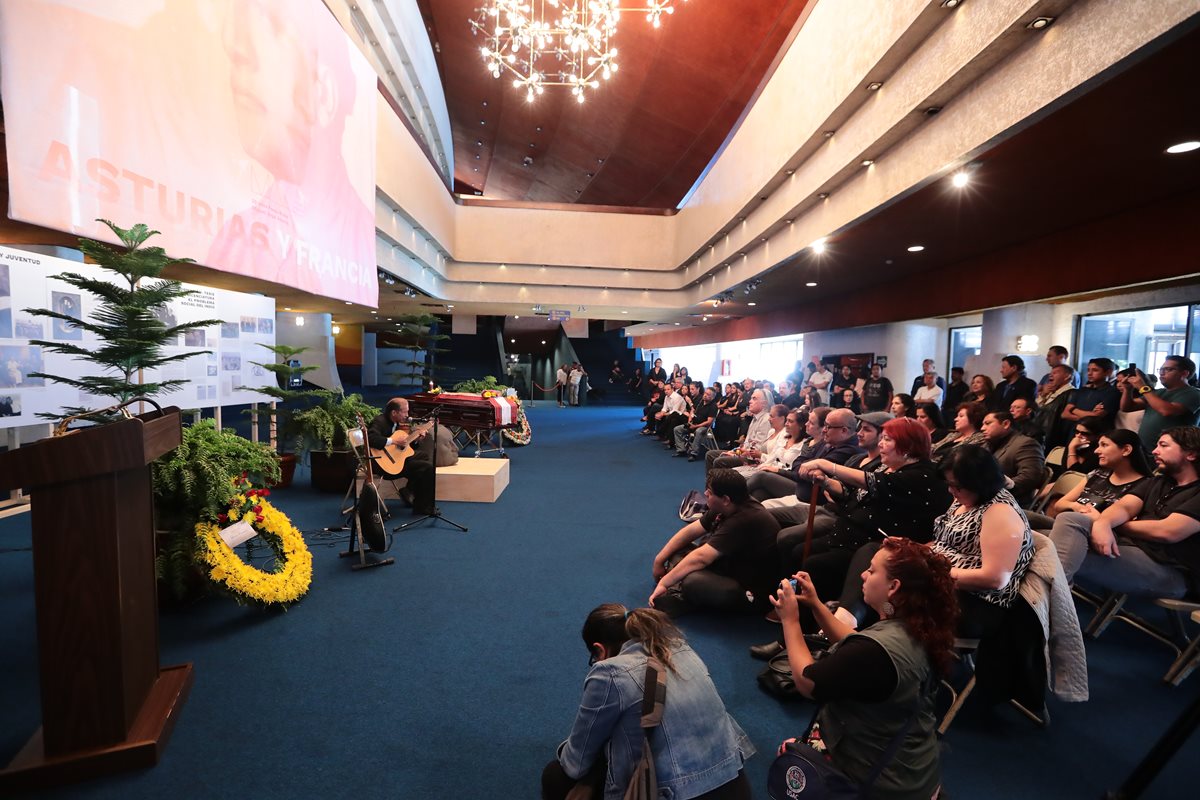 El homenaje póstumo a Lenín Fernández, en el lobby de la Gran Sala Efraín Recinos (Foto Prensa Libre: Álvaro Interiano).