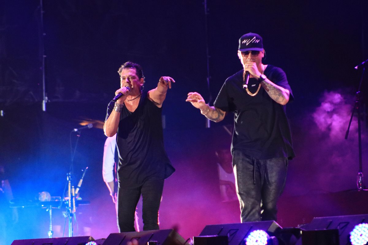 Carlos Vives canta a dúo con Wisin durante la primera noche del Gallo Evolution. (Foto Prensa Libre: Enrique Paredes)