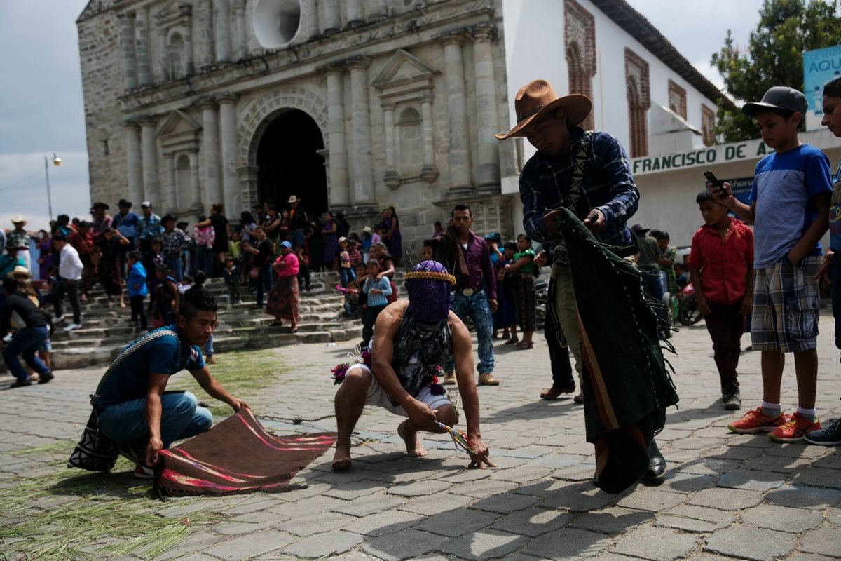 Los gateadores son un grupo de hombres que cada Viernes Santo busca expiar sus pecados. (Foto Prensa Libre: Agencia EFE)