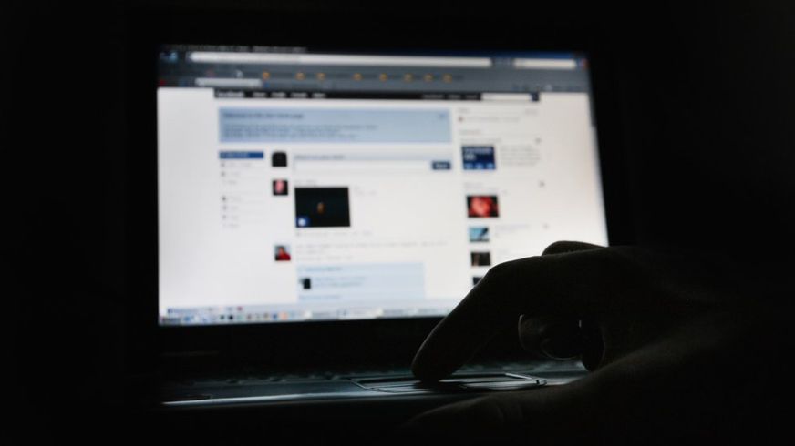 Facebook se está saltando sus propias normas para combatir el extremismo. (Getty Images).