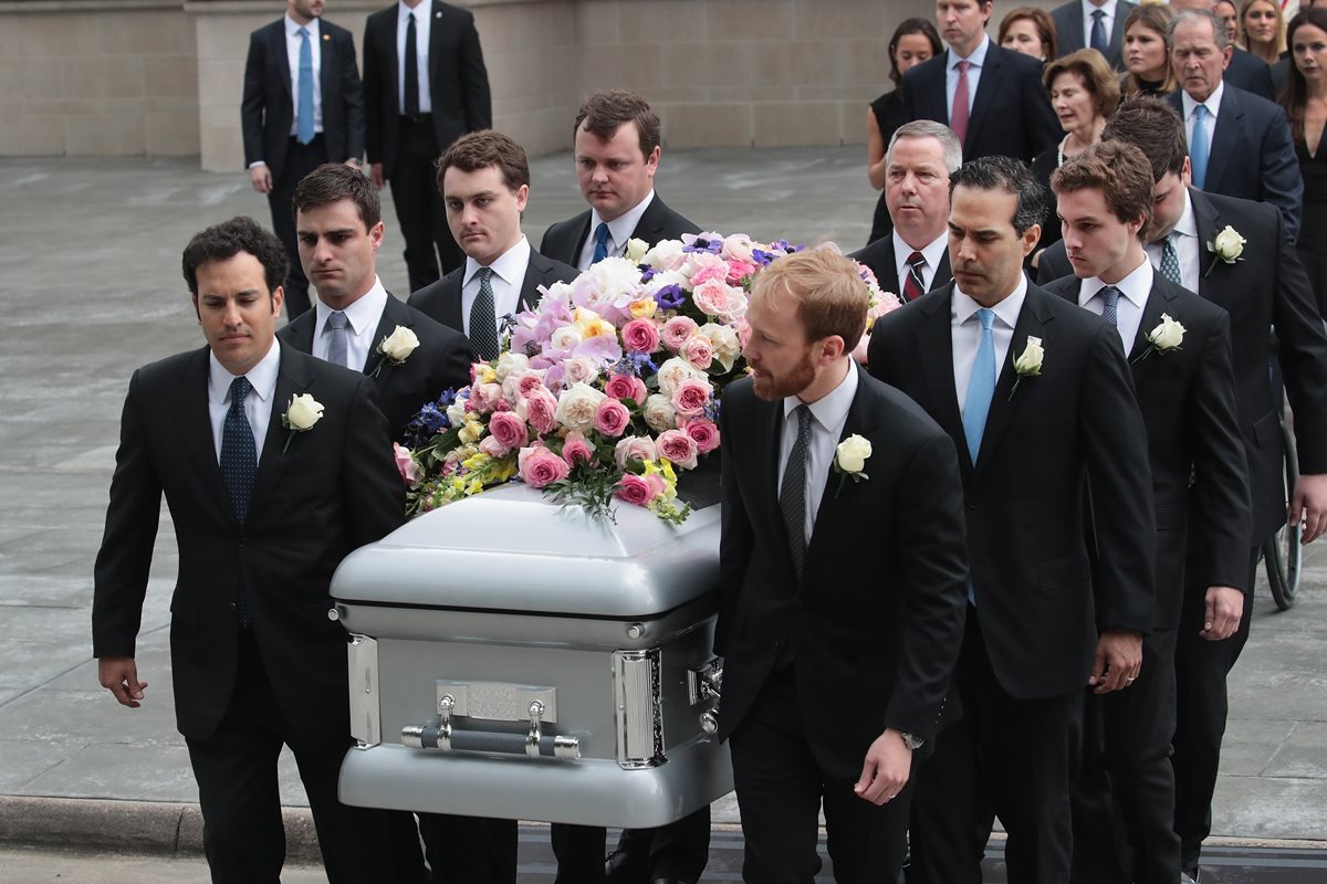 El ataúd de la ex primera dama Barbara Bush se lleva de la Iglesia Episcopal de San Martín después de su servicio fúnebre. (Foto Prensa Libre: AFP)