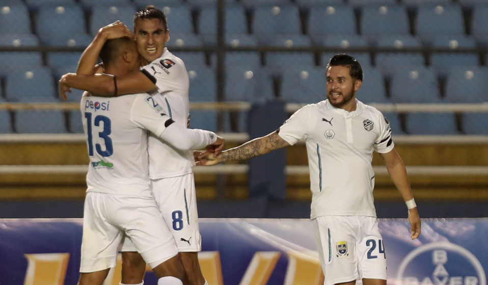 En cinco minutos Comunicaciones definió el partido con dos goles de Isaac Acuña. (Foto Prensa Libre: Carlos Vicente)