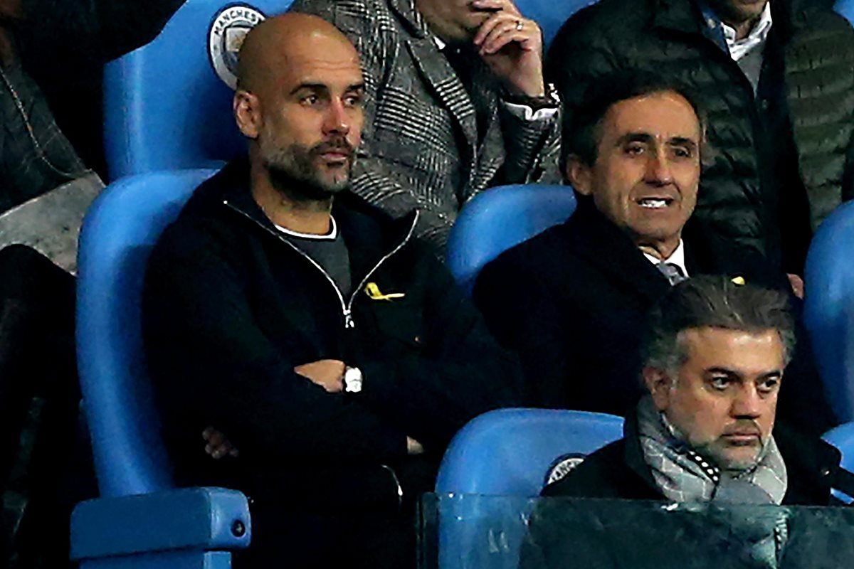 El técnico español Pep Guardiola fue expulsado por reclamarle al árbitro. (Foto Prensa Libre: EFE)