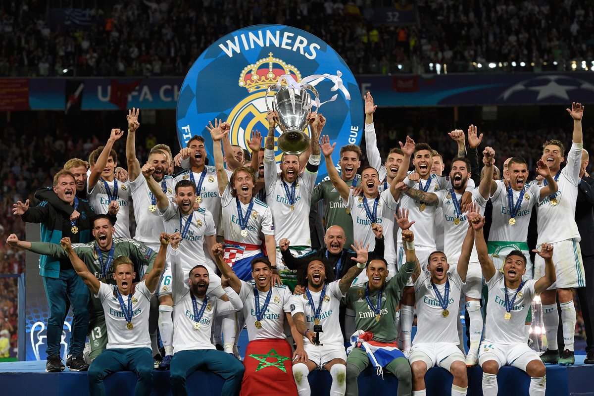 Sergio Ramos levanta la décimo tercera copa de Europa del Real Madrid, luego de imponerse al Liverpool. (Foto Prensa Libre: AFP)